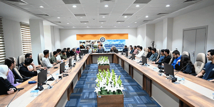 Savaş, Filistinli öğrencilerle bir araya geldi