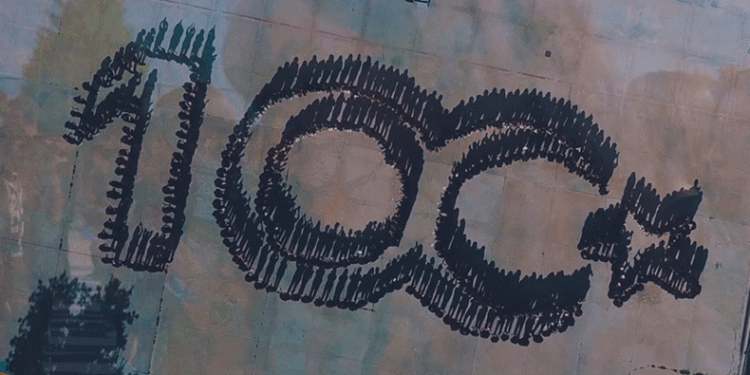 Öğrencilerden 100.yıl koreografisi