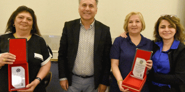 Emekli Hemşirelere Hizmet Teşekkür Plaketi