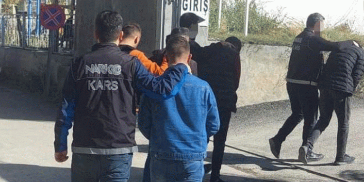 Kars’ta uyuşturucu tacirleri tutuklandı