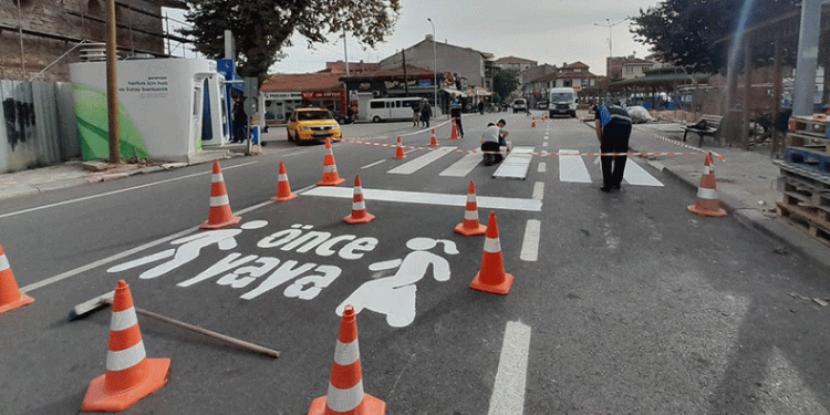 Yaya geçitlerine ‘Önce Yaya’ yazılı çalışma