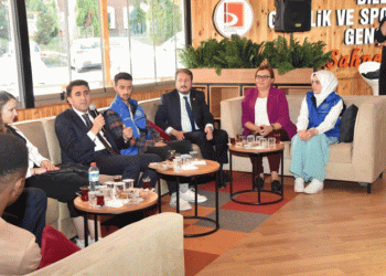 Vali Aygöl öğrencilerle bir araya geldi