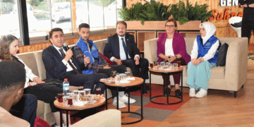 Vali Aygöl öğrencilerle bir araya geldi