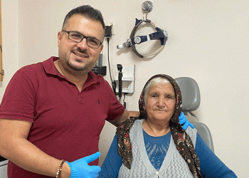 Kulağından canlı örümcek çıktı