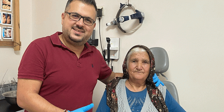 Kulağından canlı örümcek çıktı