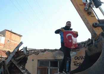 Yıkımdaki bayrak hassasiyeti duygulandırdı