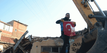 Yıkımdaki bayrak hassasiyeti duygulandırdı