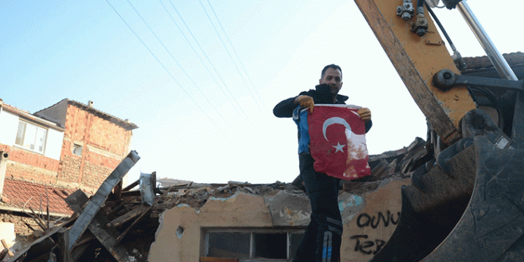 Yıkımdaki bayrak hassasiyeti duygulandırdı