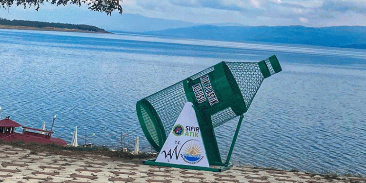 Van’da ilçelere atık plastik kutuları bırakıldı