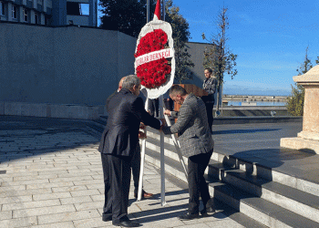 Zonguldak’ta muhtarlar çelenk bıraktı