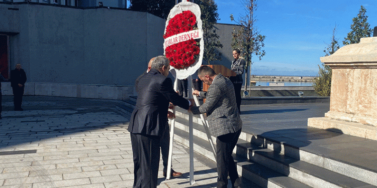Zonguldak’ta muhtarlar çelenk bıraktı