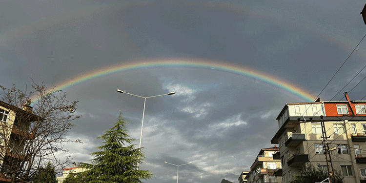 Kartpostallık gökkuşağı manzarası