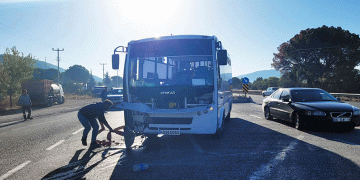 Beton mikseri ile yolcu midibüsü çarpıştı