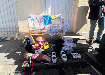 İsrail Büyükelçiliği’ne oyuncaklar bırakıldı