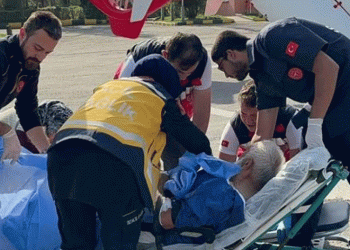 Elini testereleyen kişi helikopterle götürüldü