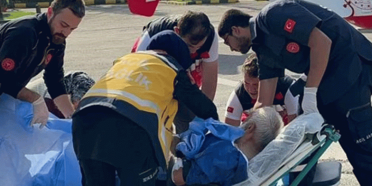 Elini testereleyen kişi helikopterle götürüldü