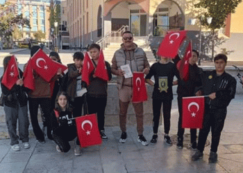 100. yıl için 100 kitap ve bayrak dağıtıldı