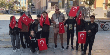100. yıl için 100 kitap ve bayrak dağıtıldı