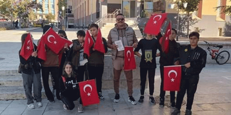 100. yıl için 100 kitap ve bayrak dağıtıldı