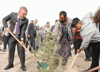 Başkan Ercan öğrencilerle fidan dikti
