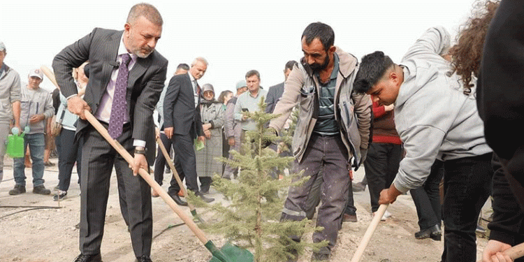 Başkan Ercan öğrencilerle fidan dikti