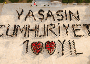 “Yaşasın Cumhuriyet” koreografisi