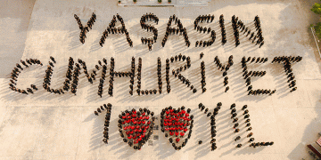 “Yaşasın Cumhuriyet” koreografisi