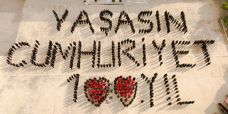“Yaşasın Cumhuriyet” koreografisi