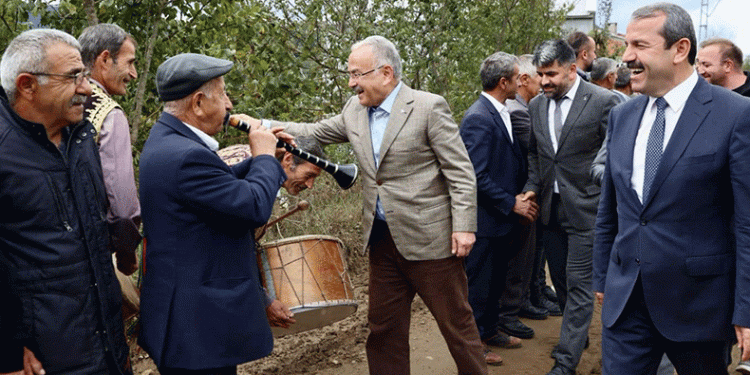 Davullu-zurnalı yol sevinci