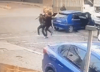 İki kişinin yaralandığı silahlı kavga kamerada