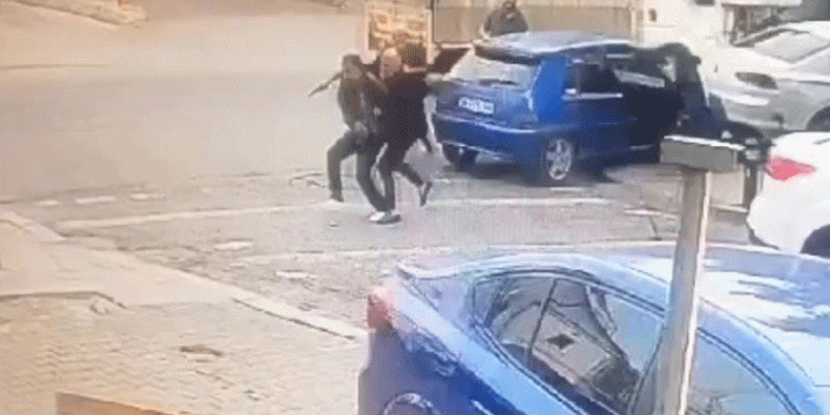 İki kişinin yaralandığı silahlı kavga kamerada