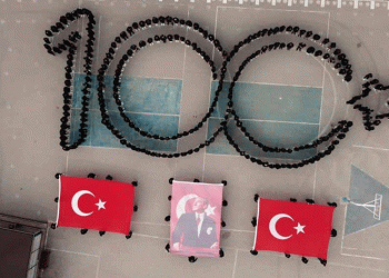 Bursa’da lise öğrencilerinden “100. yıl” Koreografisi