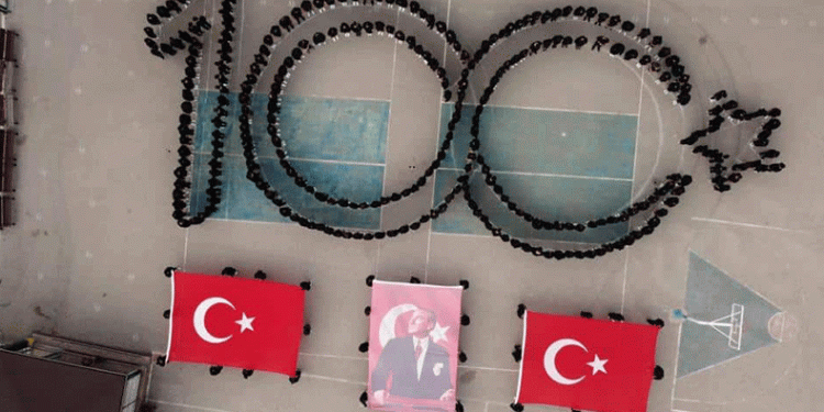 Bursa’da lise öğrencilerinden “100. yıl” Koreografisi