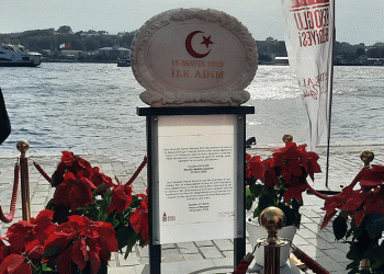 ‘İlk Adım Anıtı’ yerleştirildi