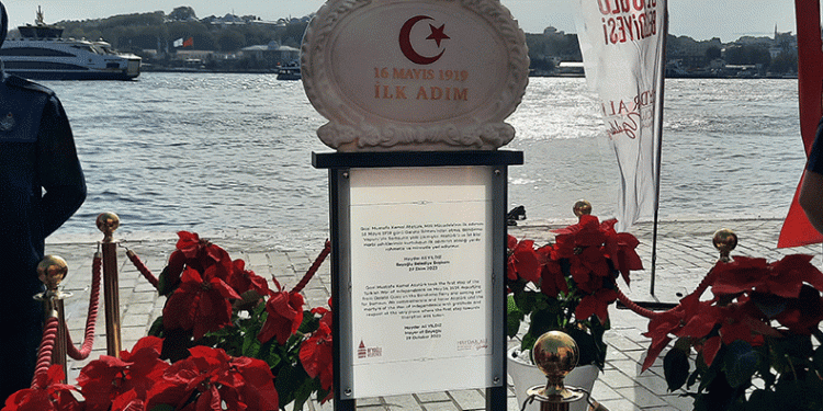‘İlk Adım Anıtı’ yerleştirildi