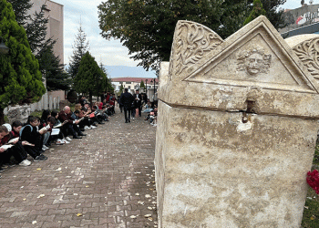 Hem kitap okudular hem de tarihi dinlediler