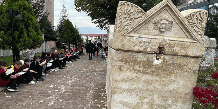 Hem kitap okudular hem de tarihi dinlediler