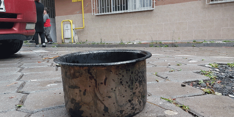 Ocakta unutulan tencere yandı