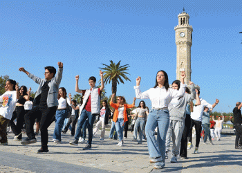 İzmir’de 100. yıl coşkusu başladı