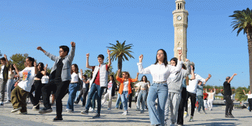 İzmir’de 100. yıl coşkusu başladı
