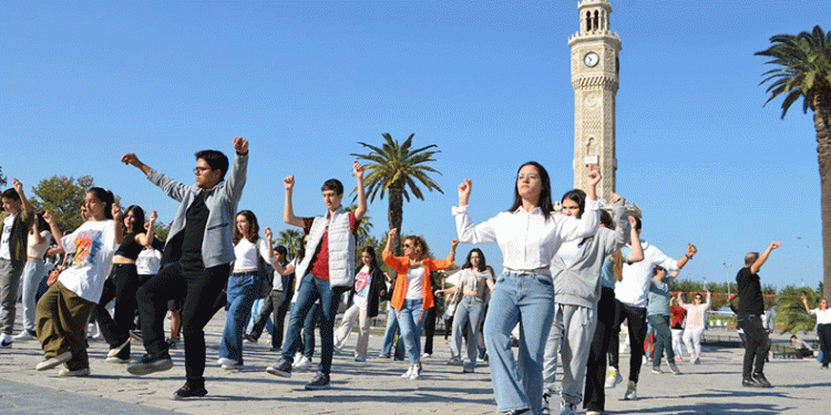 İzmir’de 100. yıl coşkusu başladı