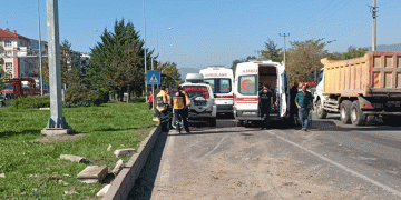 Bolu’da ambulans otomobille çarpıştı