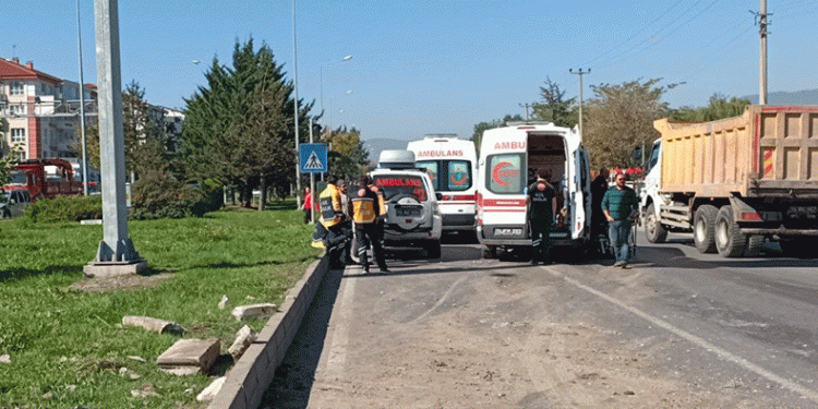 Bolu’da ambulans otomobille çarpıştı