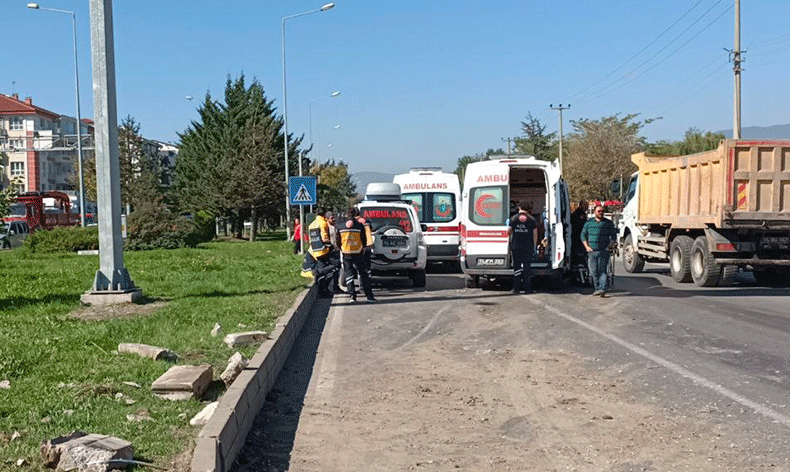 Bolu'da ambulans otomobille çarpıştı