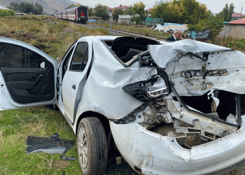 Yolcu treni otomobile çarptı