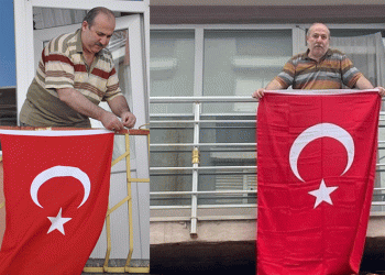 Bu kez 100. yıl için balkona çıktı