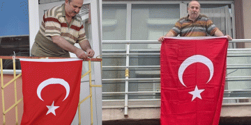 Bu kez 100. yıl için balkona çıktı