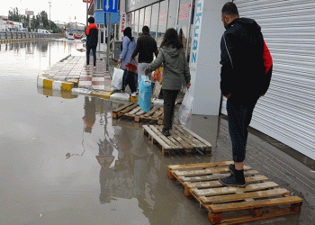 Ev ve iş yerlerini su bastı