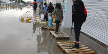 Ev ve iş yerlerini su bastı