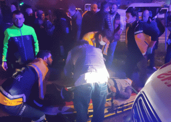 Bursa’da karşıya geçmek isteyen anne kıza kamyonet çarptı